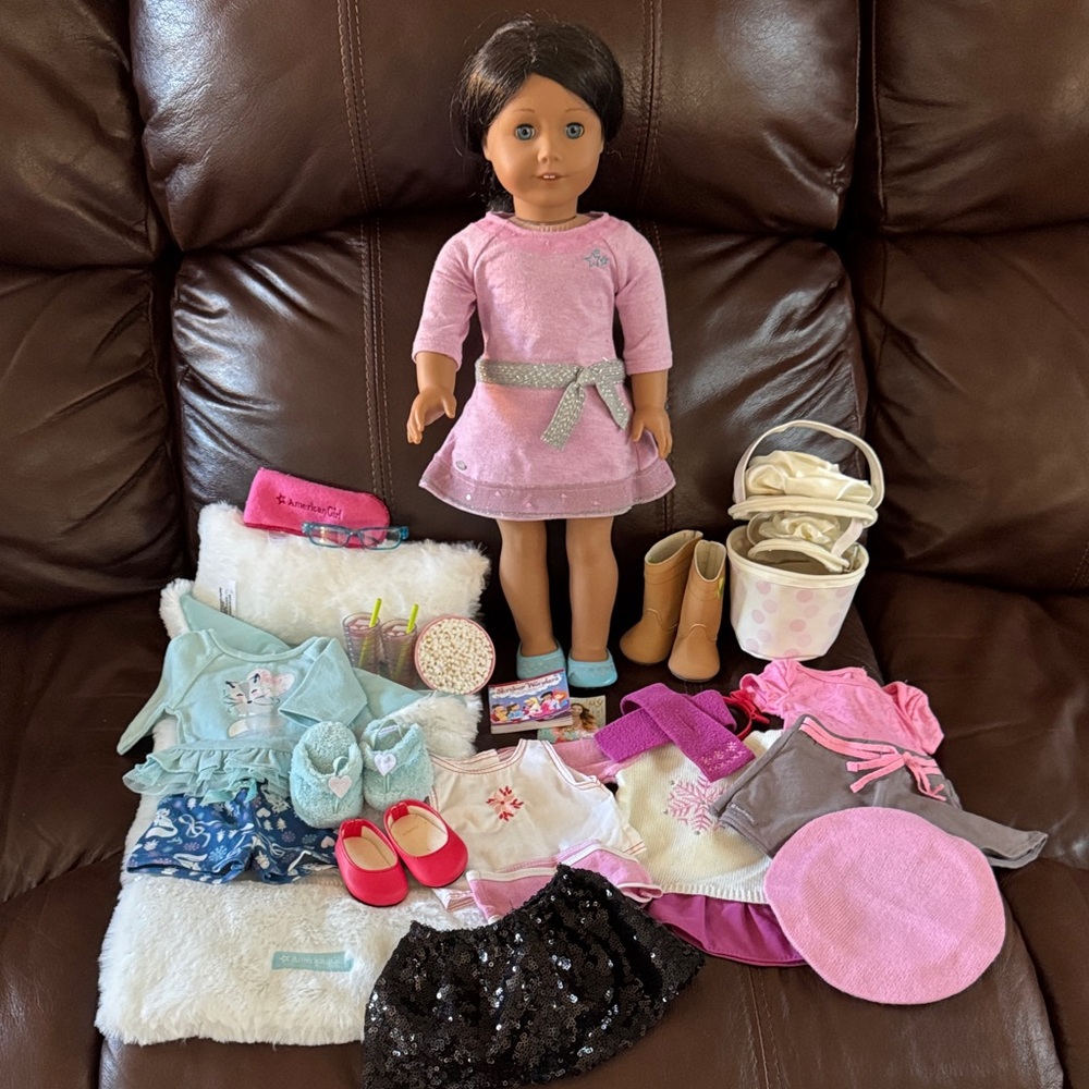 LIKE NEW American Girl Truly Me brunette blue eyed doll with accessories!
